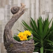 Kerti figura Csiga faágon kaspóval poly 29x28x48cm zöld