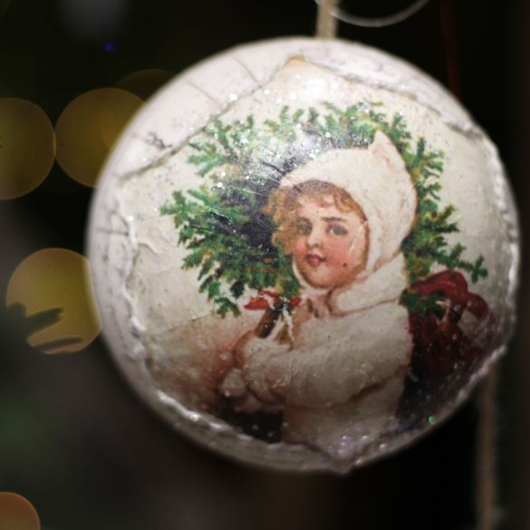 Karácsonyfa Gömb kislánnyal glitteres papír 14 cm fehér