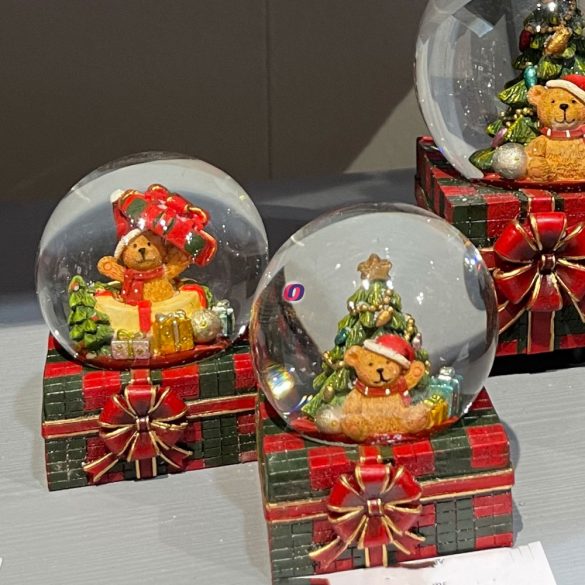 Rázógömb ajándékdobozon, macival poly 6,5x7x8,5cm piros,zöld 2 féle karácsonyi hógömb