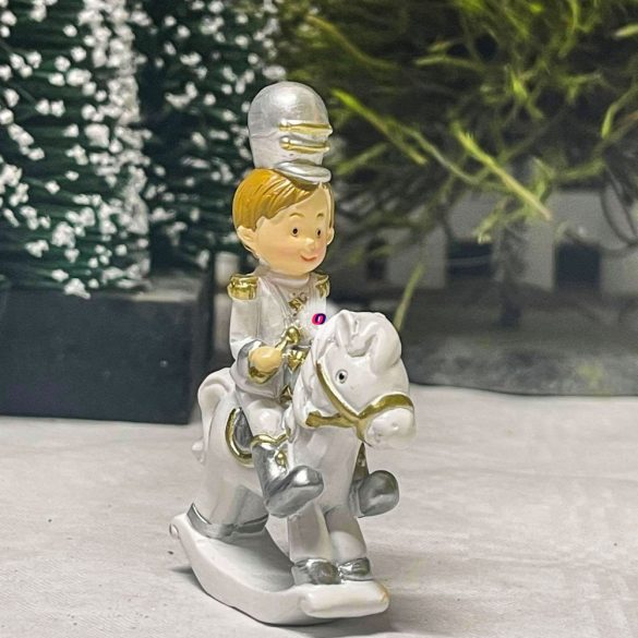 Katona álló poly 5x2x7.5cm fehér,arany,ezüst 4 féle karácsonyi figura