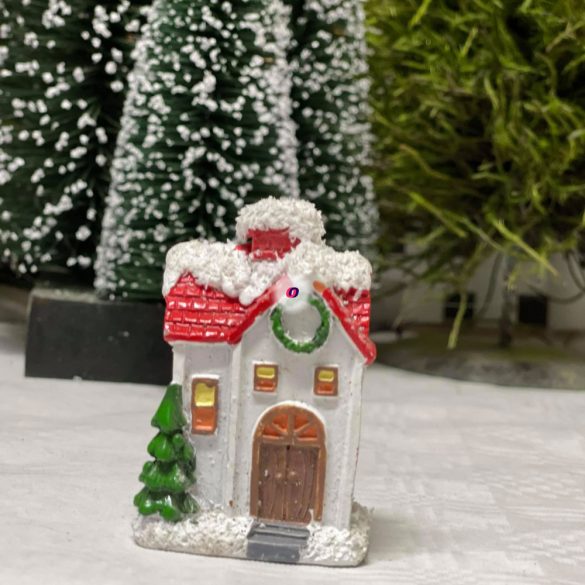 Házikó poly 4,6x3,7x7cm színes karácsonyi figura