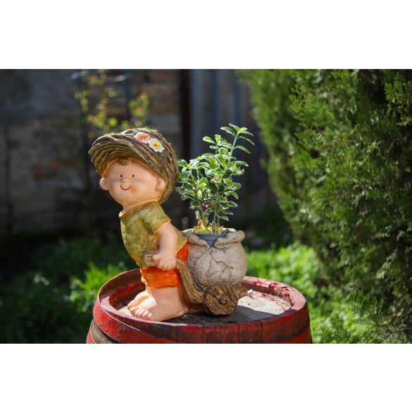 Nagyméretű Kerti figura kisfiú sapkában, talicskával 37 cm