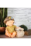 Kerti figura kisfiú virágos sapkában ültethető kaspóval 32 cm