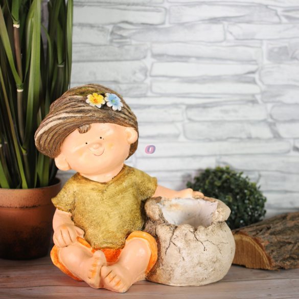 Kerti figura kisfiú virágos sapkában ültethető kaspóval 32 cm