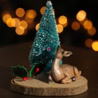   Karácsonyi asztaldísz Őz fenyőfával poly 8,6x8,3x10,3cm zöld, barna 2 féle