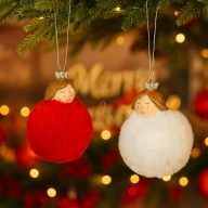   Gömb kislánnyal akasztós textil 6,5x6,5x11cm piros, fehér 2 féle