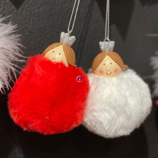 Gömb kislánnyal akasztós textil 6,5x6,5x11cm piros, fehér 2 féle