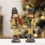   Diótörő toboz sapkában ajándékkal, fenyőfával álló poly 6,5x5x19cm barna, krém 2 féle