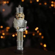 Diótörő ajándékkal, fával poly 13,5cm arany 2 féle