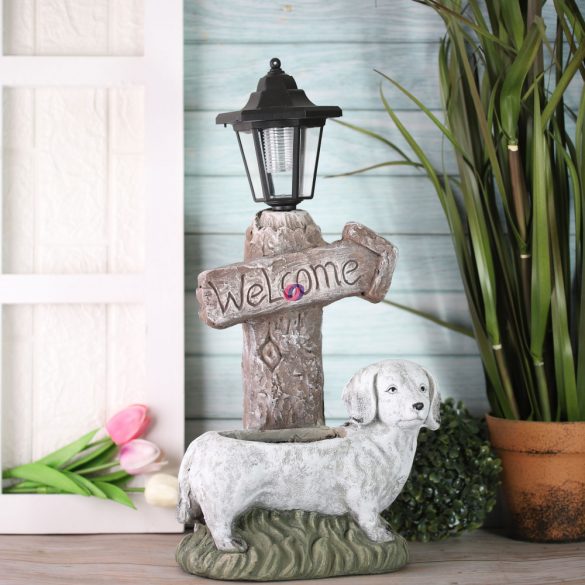 Napelemes Kaspó kutyával, "Welcome" táblával kerámia 49cm szürke