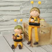   Gyerek fiú, lány méhecske ruhában lógólábú kerámia 11,5cm sárga, fekete 2 féle (1db)
