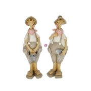   Fiú kertésznadrágban vödörrel, ásóval álló poly 4x3x12 cm barna, fehér 2 féle