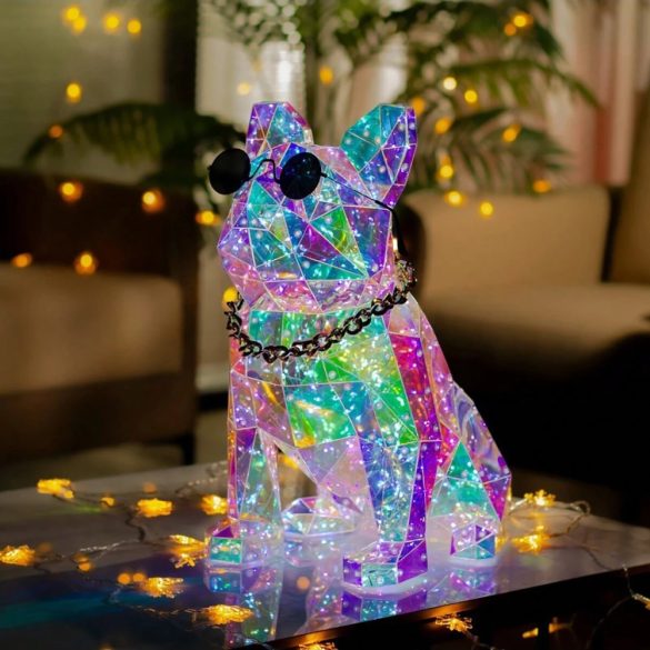 Prémium Irizáló Bulldog szemüveggel, lánccal, LED-es 39 cm