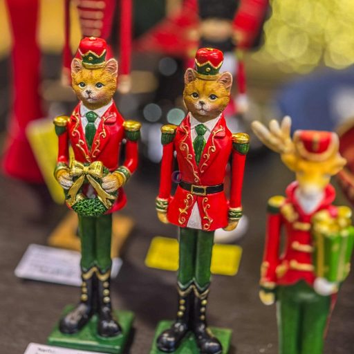 Macska ruhában, koszorúval álló poly 5x4x20,5 cm zöld, piros 2 féle