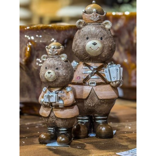 Medve ruhában fenyővel, ajándékkal álló poly 6,5x5x13,5 cm barna 2 féle