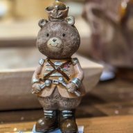   Medve ruhában fenyővel, ajándékkal álló poly 4x4x10 cm cm barna 2 féle