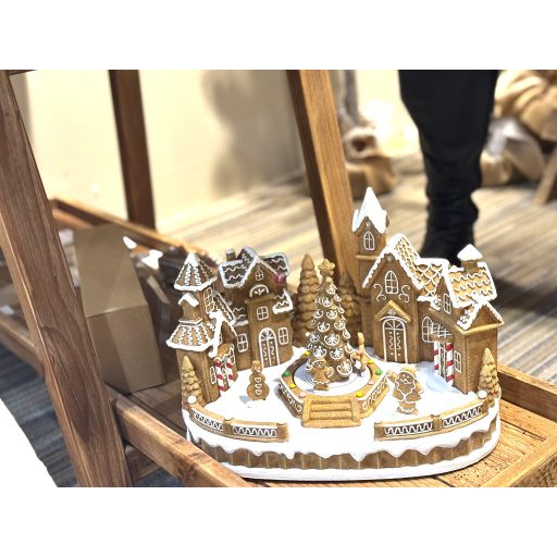 Dioráma mézeskalács város fenyővel, mozgó figurákkal, LED-es (31,5 × 20,3 × 22,5 cm)