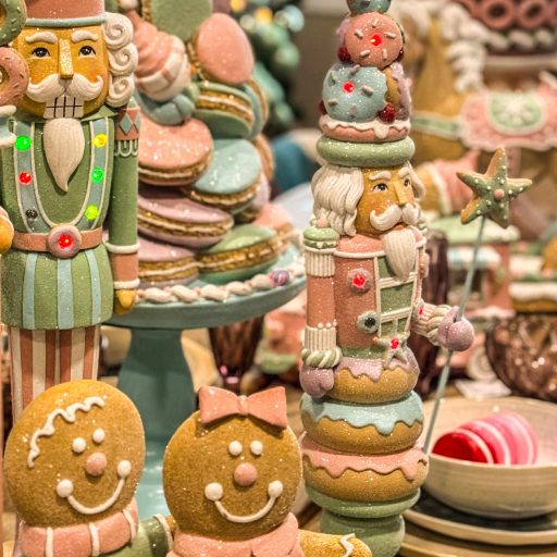 Diótörő sütemény glitteres, LED-es poly 15,5x11,5x46 cm pasztell