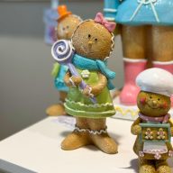   Mézeskalács figura nyalókával, glitteres poly 10x5,8x19,7 cm barna, zöld