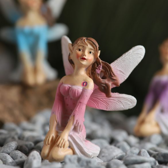 Tündérkert tündér térdelő rózsaszín poly 7,5 cm Deconline Fairy Garden
