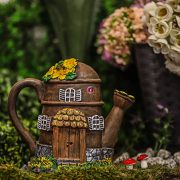   Tündérkert figura locsolókanna kunyhó 18 cm Deconline Fairy Garden