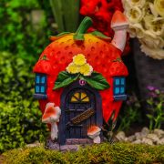   Tündérkert figura eper házikó 20 cm Deconline Fairy Garden