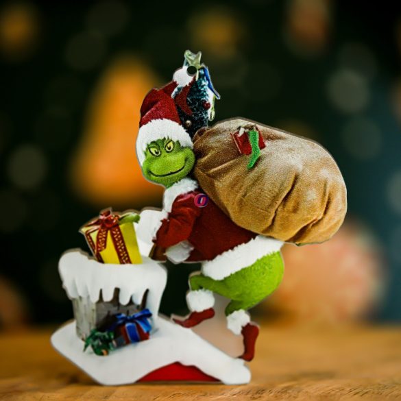 Zöld manó figura settenkedő, zsákkal, akasztós 8 cm
