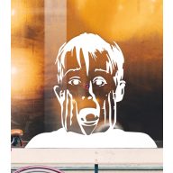   Karácsonyi ablakmatrica Reszkessetek betörők Kevin fehér, 25 cm