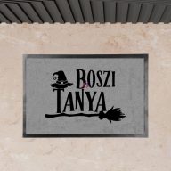 Halloweeni Lábtörlő "Boszi tanya" Felirattal 60x40 cm szürke   Halloweeni Lábtörlő "Boszi tanya" Felirattal 60x40 cm szürke