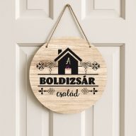 Egyedi családneves ajtódísz "házikó" 30 cm, fa, akasztható   Egyedi családneves ajtódísz "házikó" 30 cm, fa, akasztható
