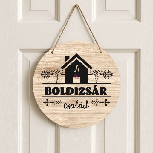 Egyedi családneves ajtódísz "házikó" 30 cm, fa, akasztható