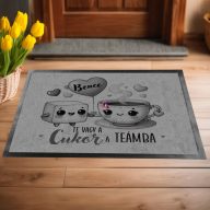 Egyedi neves Szerelmes Lábtörlő 60X40 cm "Te vagy a cukor a teámba"szürke, fekete   Egyedi neves Szerelmes Lábtörlő 60X40 cm "Te vagy a cukor a teámba"szürke, fekete