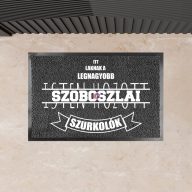   Szurkolói Lábtörlő egyedi szöveggel 60x40 cm sötétszürke "Itt laknak a..."