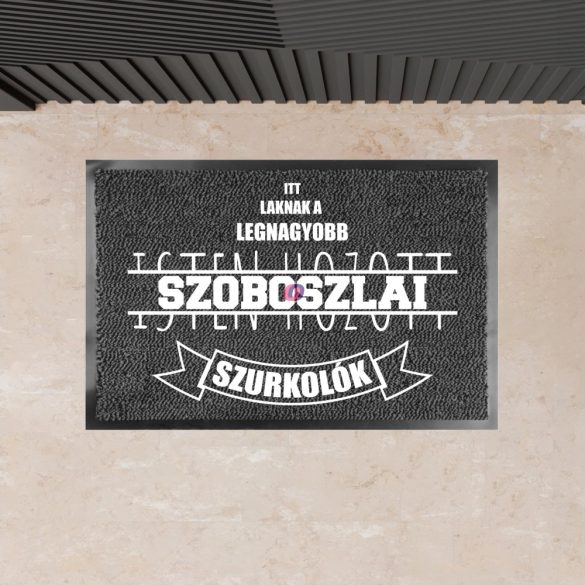 Szurkolói Lábtörlő egyedi szöveggel 60x40 cm sötétszürke "Itt laknak a..."
