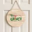 Grincs ajtódísz "The Grinch" 30 cm, fatábla, akasztható