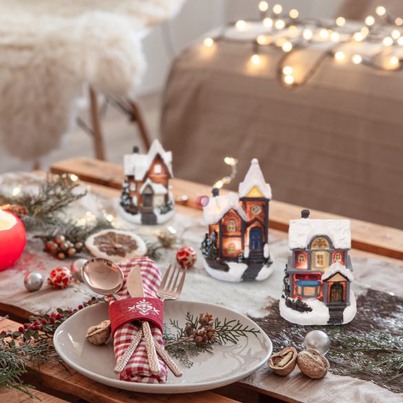 Téli falu házikó LED világítással, színes, kézzel festett 10 cm Mix kivitelben