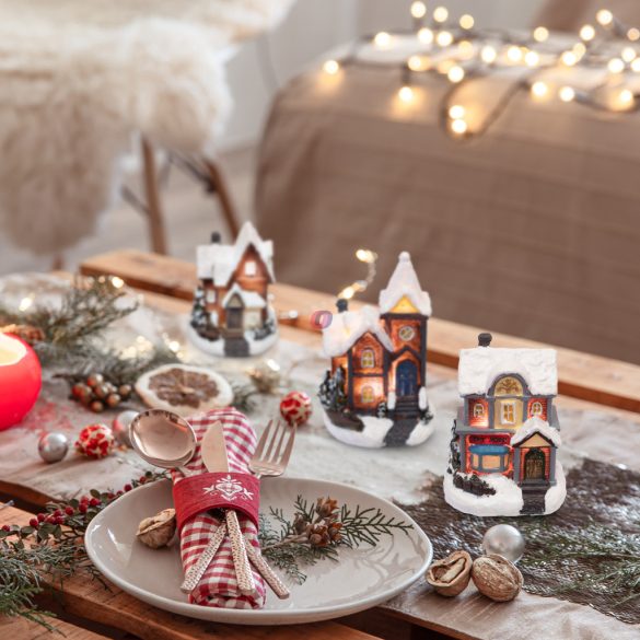 Téli falu ázikó LEDvilágítással, színes, kézzel festett 10 cm Mix kivitelben