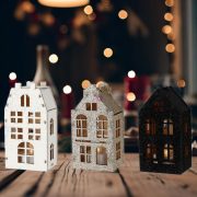 Karácsonyi LED-es skandináv házikó akasztóval