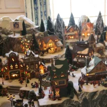 Fenyőfák és miniatűr világ