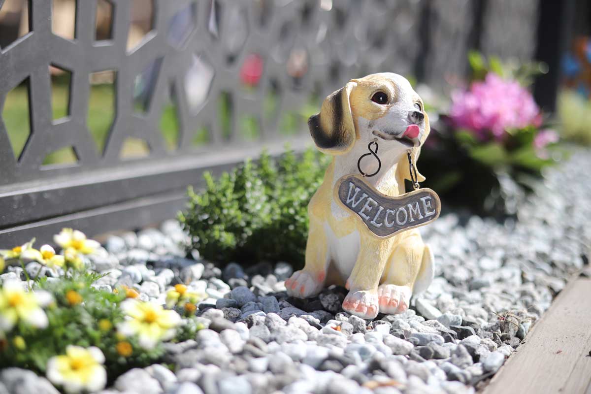 Kerti állat figura - kutya welcome feliratos táblával a nyakában
