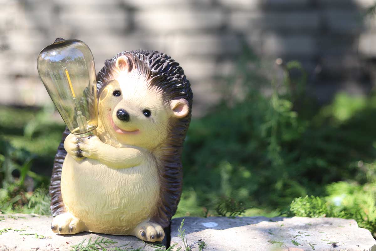 Kerti állat figura - napelemes sündisznó világító villanykörtével a kezében