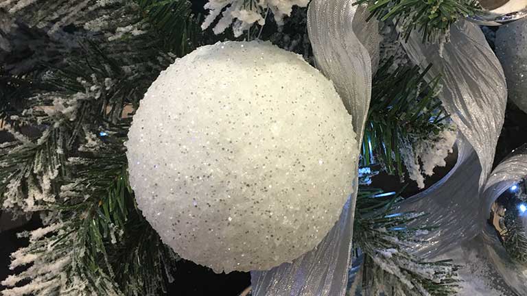 Fehér karácsonyfdísz gömbök