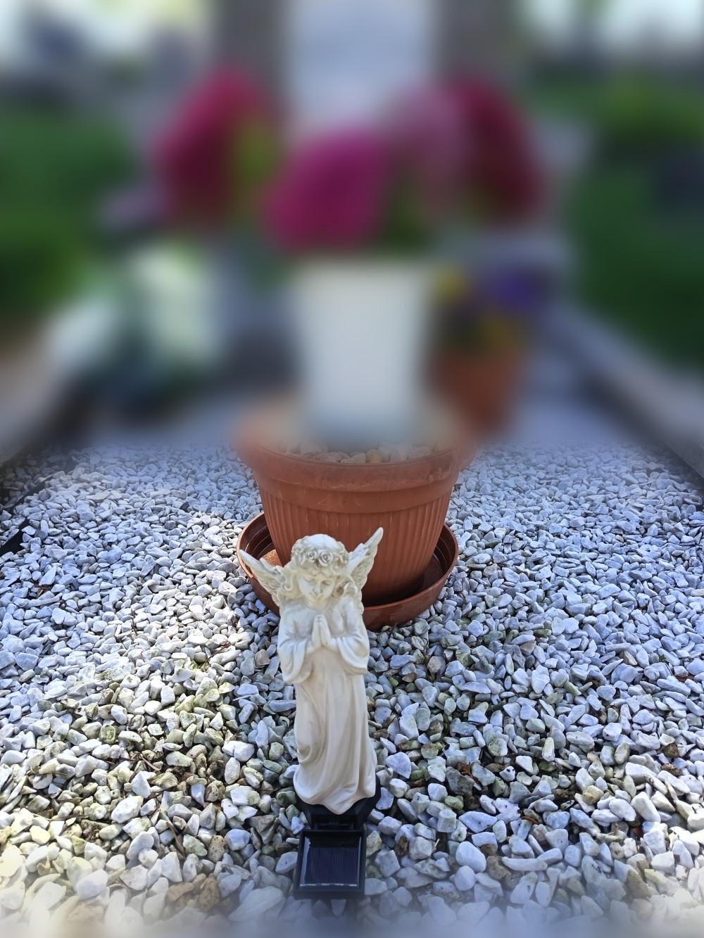 Napelemes angyal figura imádkozó, leszúrható, 49 cm