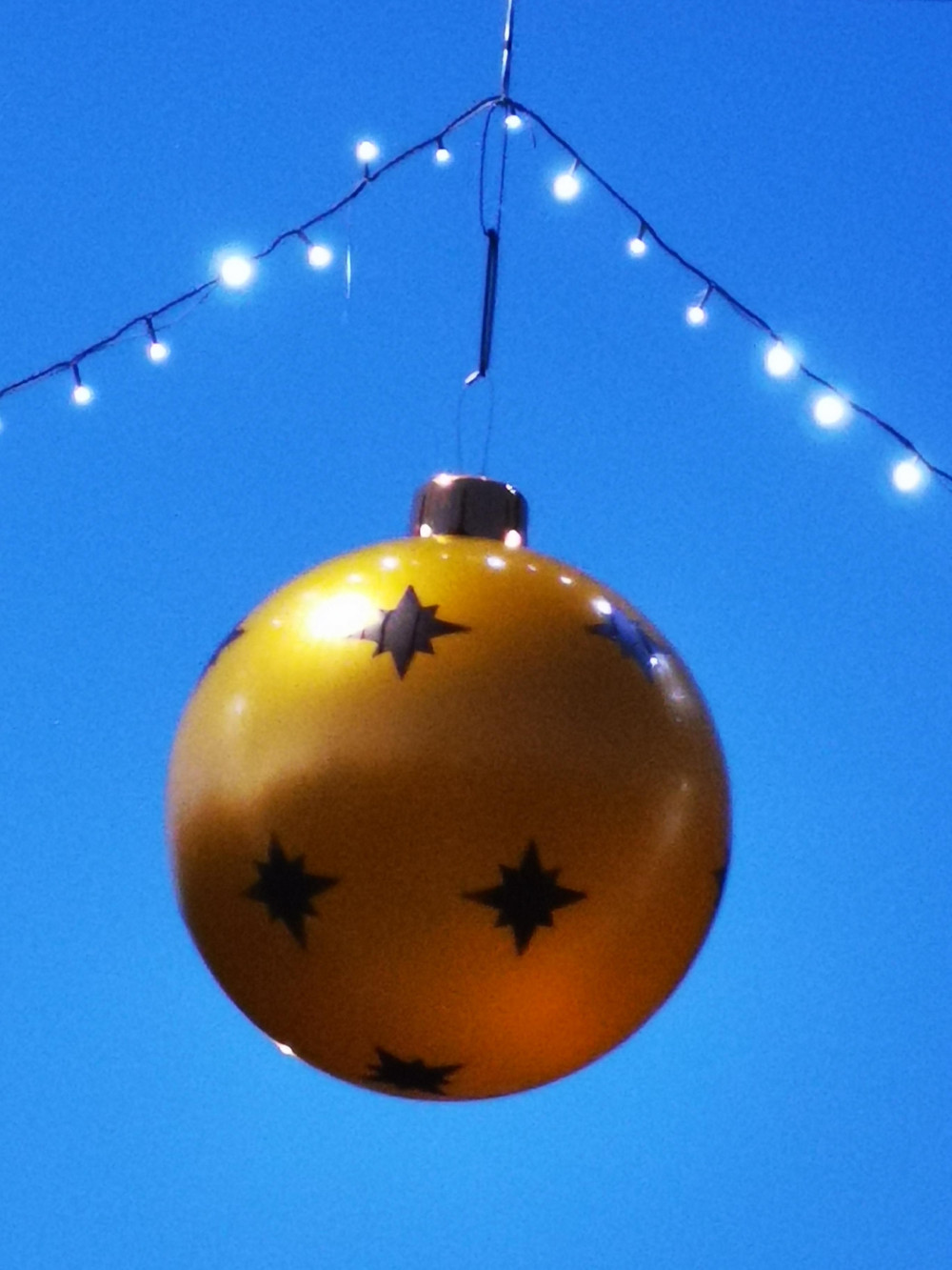 XL 45 cm-es Felfújható óriás karácsonyfadísz gömb, arany ideális óriás fákhoz