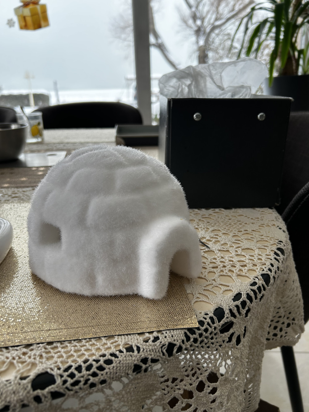 Iglu ház, havas ház - 10x15cm - Karácsonyi falu kiegészítő fehér