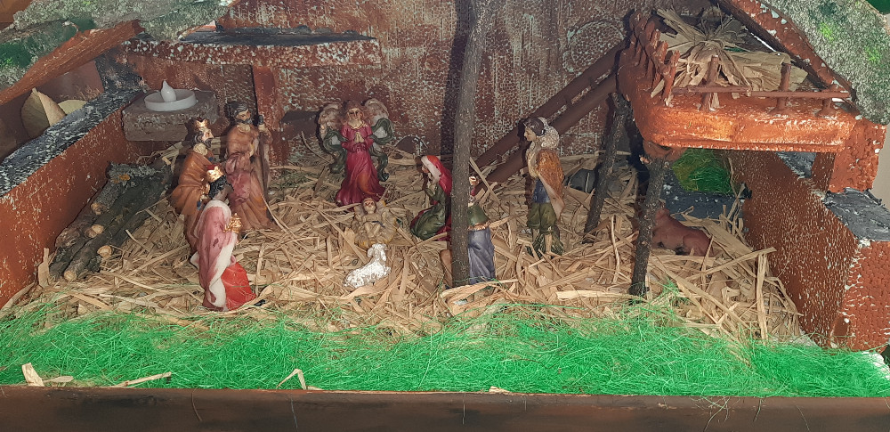Betlehemi jelenet figura szett 11 db-os szett dobozban Traditional