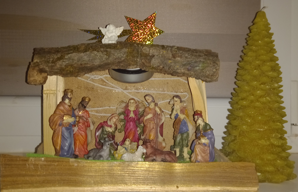 Betlehemi jelenet figura szett 11 db-os szett dobozban Traditional