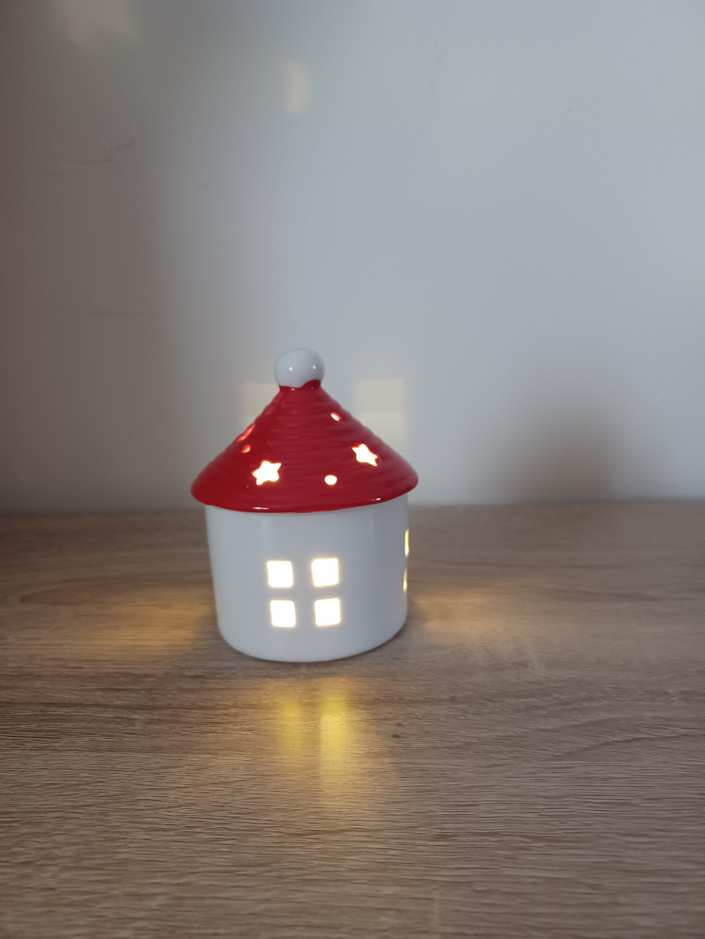Kerámia világító házikó piros tetővel LED-es 9 cm 2f. választható kivitel