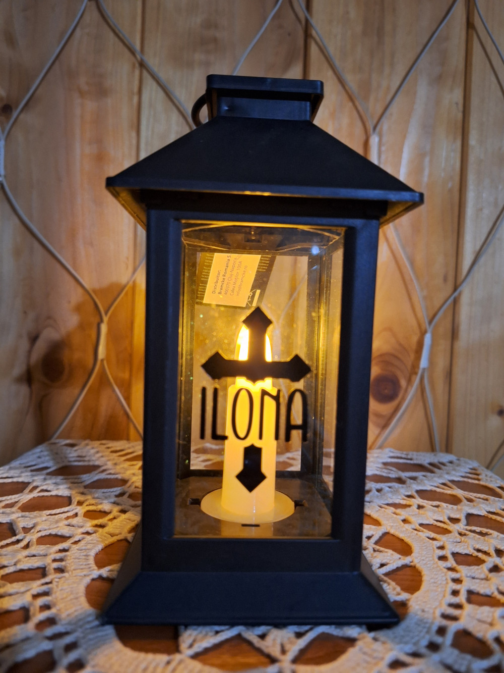 Led lámpás kereszttel, egyedi névvel 17,5 cm, fekete emlékőrző