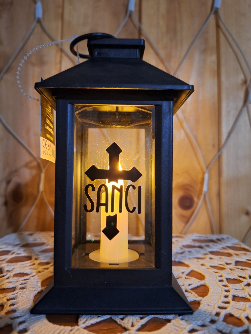 Led lámpás kereszttel, egyedi névvel 17,5 cm, fekete emlékőrző